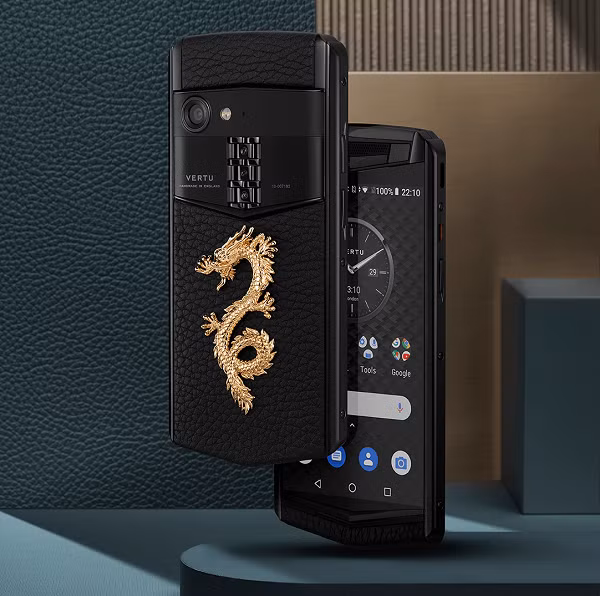 Mặt lưng của điện thoại được gia công bằng da (cá sấu hoặc thằn lằn) và có nút kích hoạt trợ giúp đặc biệt màu đỏ ruby. Aster P hỗ trợ SIM kép và hai khay SIM nằm dưới hai cánh kim loại có thể mở lên như cửa cánh chim Gullwing. Bên dưới cánh kim loại này có khắc tên thợ thủ công làm ra máy.