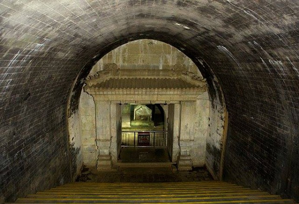 Sau khi Thanh Đông lăng bị khai quật và đánh cắp, những lão thần trung thành với người dân yêu mến triều Thanh đã rất bất bình. Đặc biệt là hoàng đế Phổ Nghi, mặc dù ông đã thoái vị nhưng vẫn là người có sức ảnh hưởng nhất trong gia tộc Ái Tân Giác La.