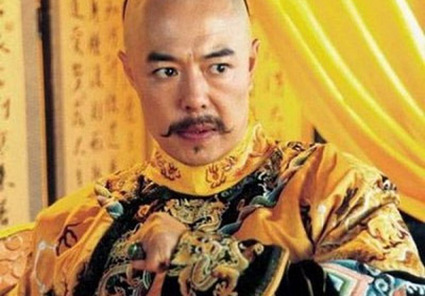 Không chỉ vậy, hài cốt của hoàng đế Càn Long cùng với 5 vị hoàng hậu và quý phi khác của ông cũng bị tổn hại nghiêm trọng. Những tên trộm mộ điên cuồng này đã ném hài cốt của Càn Long và 5 vị hoàng hậu với quý phi vứt trên đất và bị ném lẫn lộn vào nhau.