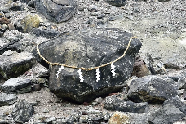 Một số cư dân mạng lo ngại việc giải phóng con quỷ độc ác trong hòn đá là một nguyên nhân gây ra nỗi kinh hoàng mới sẽ diễn ra vào năm 2022. "Một lần nữa, linh hồn ác quỷ đã sống lại để tàn phá mọi thứ", "Năm 2022 sẽ là một năm buồn", cư dân mạng bình luận.