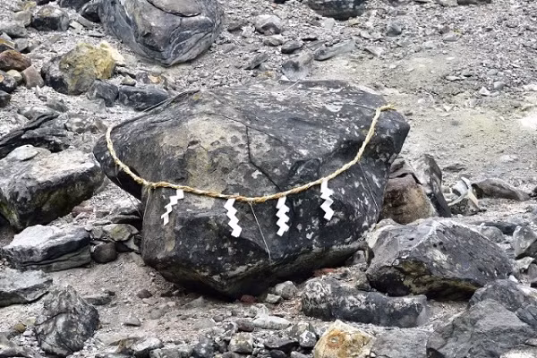 Một số cư dân mạng lo ngại việc giải phóng con quỷ độc ác trong hòn đá là một nguyên nhân gây ra nỗi kinh hoàng mới sẽ diễn ra vào năm 2022. "Một lần nữa, linh hồn ác quỷ đã sống lại để tàn phá mọi thứ", "Năm 2022 sẽ là một năm buồn", cư dân mạng bình luận.