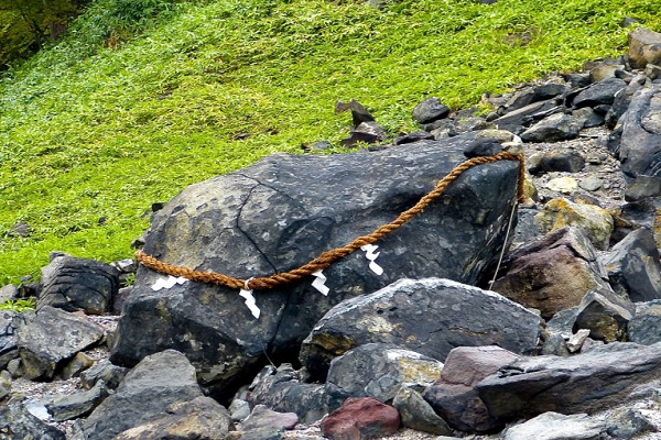 Sau đó, một dũng sĩ đã hạ được cáo chín đuôi và xác con cáo biến thành Sessho-seki (Đá sát sinh). Thậm chí, ngay cả khi cáo chín đuôi biến thành đá rồi thì tảng đá đó vẫn có chất độc, người dân địa phương tin rằng ai chạm vào là sẽ bỏ mạng, cho nên mới gọi là “Đá sát sinh”.