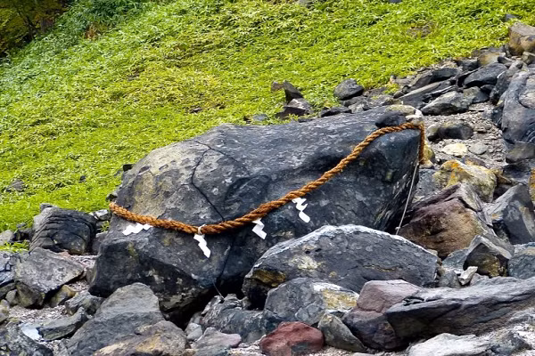 Sau đó, một dũng sĩ đã hạ được cáo chín đuôi và xác con cáo biến thành Sessho-seki (Đá sát sinh). Thậm chí, ngay cả khi cáo chín đuôi biến thành đá rồi thì tảng đá đó vẫn có chất độc, người dân địa phương tin rằng ai chạm vào là sẽ bỏ mạng, cho nên mới gọi là “Đá sát sinh”.