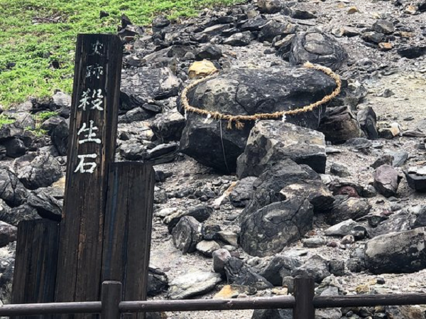 Tuy nhiên, phương tiện truyền thông địa phương cho biết hòn đá bị tách làm đôi sau thời gian bị nước mưa thấm vào. Vài năm trước, các vết nứt đã bắt đầu xuất hiện và gần đây nó đã bị vỡ ra.