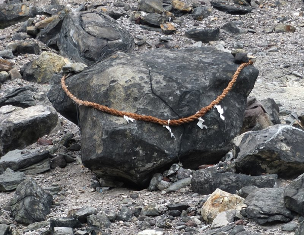 Đến nay, mặc dù làn khí cực độc của hòn đá Sessho-seki này đã phát ra được khoảng 1.000 năm, nhưng độc tố của nó không hề giảm đi. Tuy vậy, nhiều người dân hàng ngày vẫn kéo nhau tới nơi đây để được nhìn tận mắt tảng đá này. Sự tò mò của họ đã vượt qua cả nỗi sợ hãi.