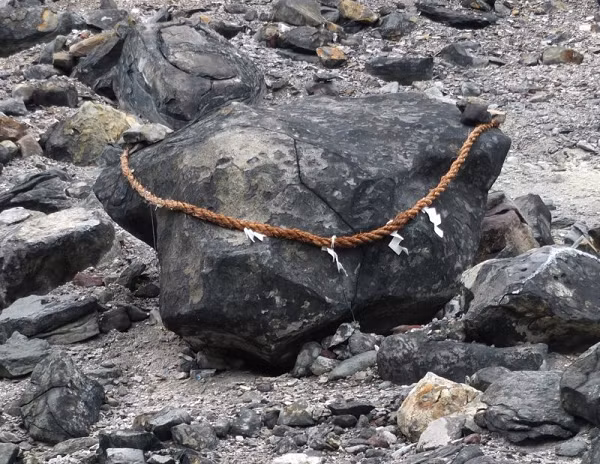 Đến nay, mặc dù làn khí cực độc của hòn đá Sessho-seki này đã phát ra được khoảng 1.000 năm, nhưng độc tố của nó không hề giảm đi. Tuy vậy, nhiều người dân hàng ngày vẫn kéo nhau tới nơi đây để được nhìn tận mắt tảng đá này. Sự tò mò của họ đã vượt qua cả nỗi sợ hãi.