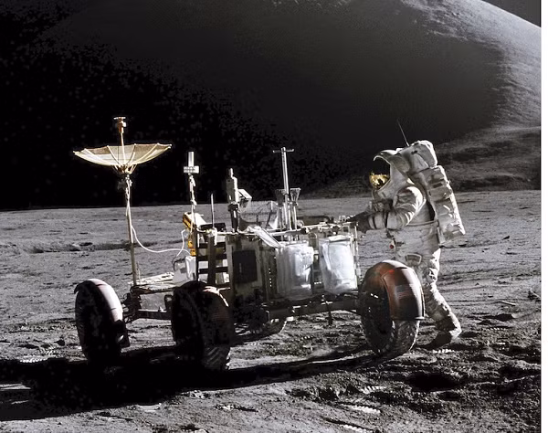 "Khi được hỏi vì sao không nghỉ ngơi chốc lát sau khi đã làm việc suốt ngày đêm, một thành viên nhóm nghiên cứu đã trả lời: 'Vì tôi phấn khích quá'. Đúng thực là khó kìm nén cơn kích động, bởi ông ấy đã phát hiện những tòa nhà kỳ dị này trên Mặt trăng! Nhóm nghiên cứu không muốn ngơi tay cũng chẳng có gì lạ”, ông cho biết thêm.