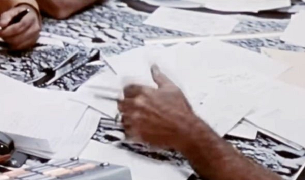 “Nhìn những khối hình thù cao và dài này xem, thật tuyệt vời phải không? Góc phải có một kiến trúc tọa lạc rất vững chắc trên bề mặt Mặt trăng, cạnh bên một vòm cung hoàn hảo. Phát hiện này khiến tôi phấn khởi vô cùng”, ông Waring cảm thán.