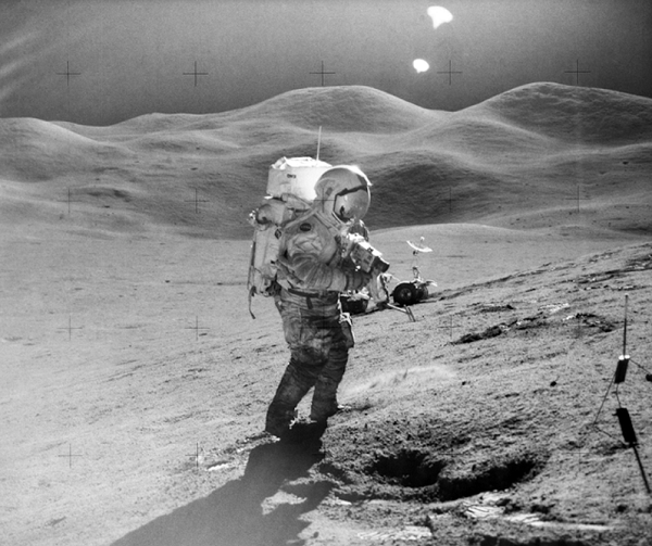 Waring thắc mắc: “Tôi tự hỏi vì sao nơi này lại trọng yếu đến vậy”. Sau đó, ông chụp ảnh màn hình tấm bản đồ trên Mặt trăng để tìm hiểu kỹ hơn và cho biết: “Chỗ này có nhiều tòa nhà. Nếu phóng to thêm chút nữa, ta có thể bắt gặp nhiều kiến trúc khác”.