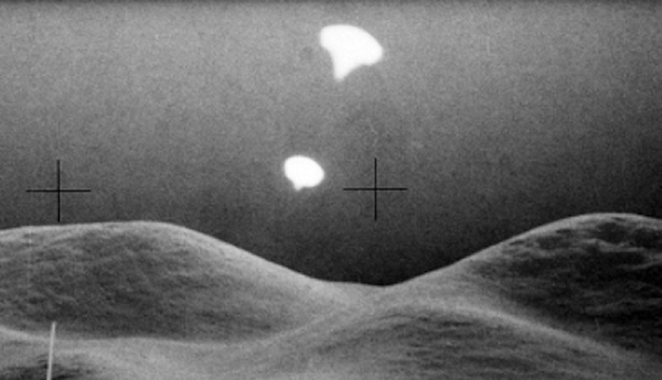 Trước đó, trong nhiệm vụ Apollo 15, các phi hành gia đã phát cảnh báo về hai vật thể lạ nghi UFO xuất hiện trên Mặt trăng. Cụ thể, đằng sau bầu khí quyển một phi hành gia tàu Apollo 15 đang đi bộ khám sát bất ngờ xuất hiện hai vật thể sáng trắng lạ.