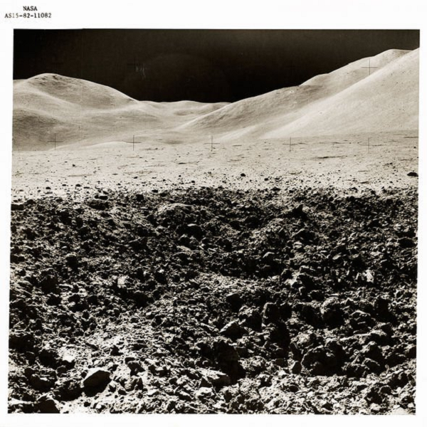 Waring tiếp tục chuyển sang một đoạn khác trong bộ phim tài liệu Apollo 15 của NASA, đến đoạn ông cho rằng cấu trúc nhà ở của người ngoài hành tinh càng lộ rõ hơn: “Quá rõ rồi, đây đích thị là những tòa nhà cao tầng. Chúng là bằng chứng cho thấy 100% có người xây dựng kiến trúc trên Mặt trăng”.