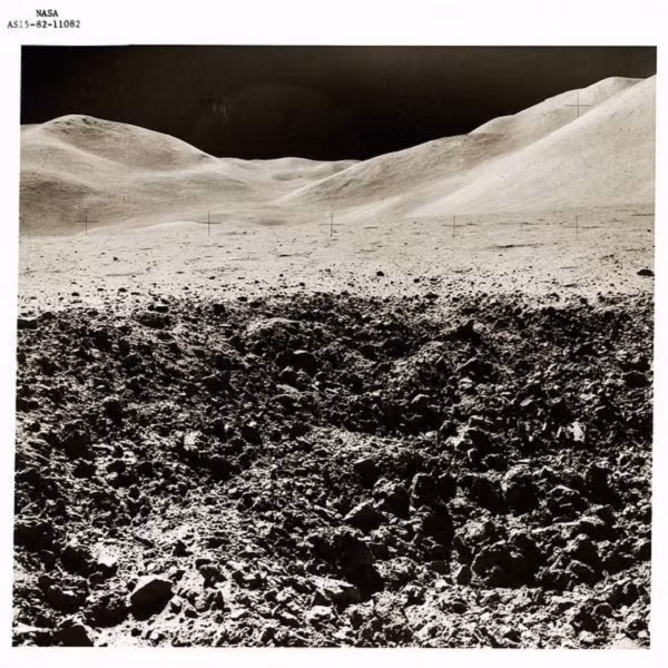 Waring tiếp tục chuyển sang một đoạn khác trong bộ phim tài liệu Apollo 15 của NASA, đến đoạn ông cho rằng cấu trúc nhà ở của người ngoài hành tinh càng lộ rõ hơn: “Quá rõ rồi, đây đích thị là những tòa nhà cao tầng. Chúng là bằng chứng cho thấy 100% có người xây dựng kiến trúc trên Mặt trăng”.