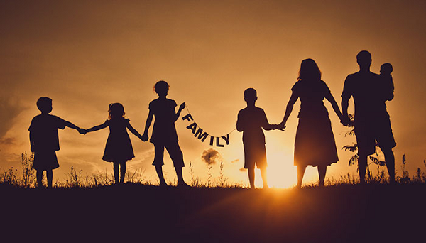 Bốn năm trước, gia đình tôi du lịch trên một du thuyền Alaska. Chúng tôi đã ăn tối vào ngày thứ ba, và người đang ngồi ở bàn bên cạnh chính là gia đình với hai cha mẹ nhỏ nhắn và đứa con trai tuổi thiếu niên đó. Năm ngoái, gia đình tôi đi du lịch ở Úc và trùng hợp thay, lại tiếp tục gặp lại gia đình trên.