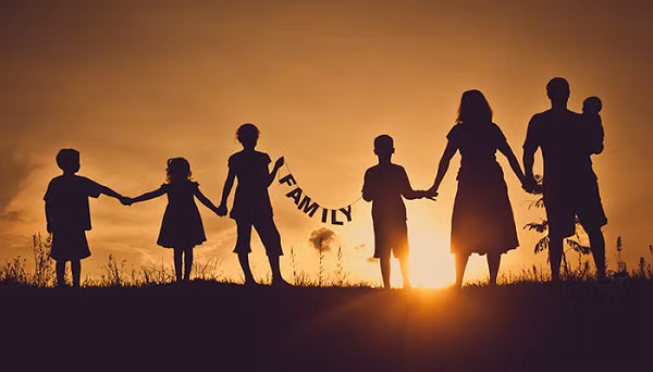 Bốn năm trước, gia đình tôi du lịch trên một du thuyền Alaska. Chúng tôi đã ăn tối vào ngày thứ ba, và người đang ngồi ở bàn bên cạnh chính là gia đình với hai cha mẹ nhỏ nhắn và đứa con trai tuổi thiếu niên đó. Năm ngoái, gia đình tôi đi du lịch ở Úc và trùng hợp thay, lại tiếp tục gặp lại gia đình trên.