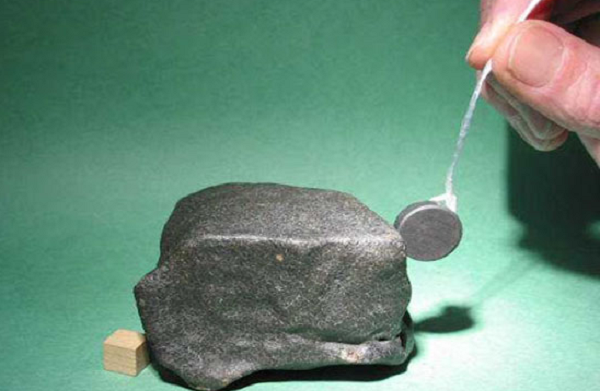 Đá nam châm còn có thể gây ra các lực hút lên một số vật sắt thép khác trong tự nhiên khi chưa từ tính hóa các vật đó. Ngày nay, đá nam châm được sử dụng rộng rãi như một loại đá trang sức.