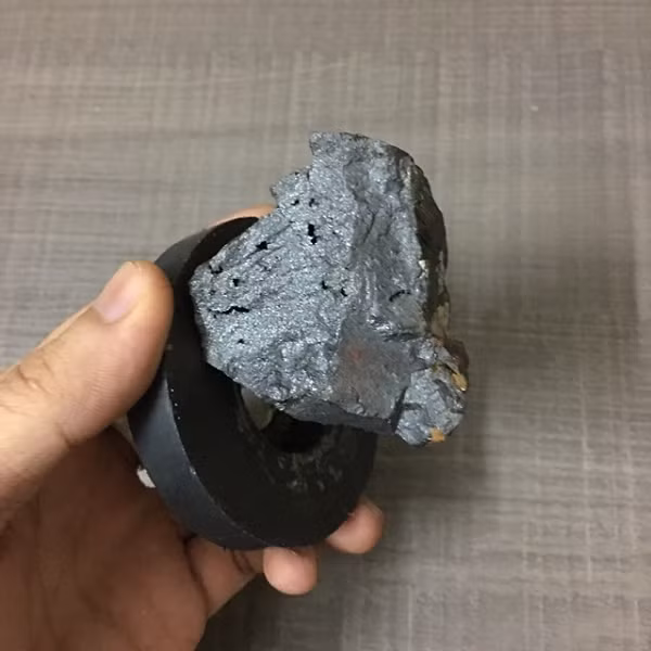 Đây không hẳn là một loại đá quá quý hiếm, bởi chúng có thể tìm thấy ở nhiều nơi trên thế giới như ở Ý, Áo, Romania, Thụy Điển, Phần Lan, Thụy Sĩ, Brazil, Ấn Độ, Canada, Mexico, cũng như Việt Nam.