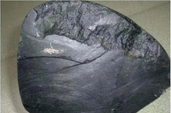 Thấy vô cùng kỳ lạ, ông lão tiếp tục đập nó ra nhỏ hơn 1 lần nữa. Lần này những mảnh vỡ của hòn đá vẫn tiếp tục bị hút dính lấy nhau. Ông vội lấy thêm vài ba cây đinh sắt thì thấy chúng đều bị hút bởi hòn đá này.