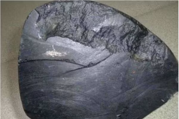 Thấy vô cùng kỳ lạ, ông lão tiếp tục đập nó ra nhỏ hơn 1 lần nữa. Lần này những mảnh vỡ của hòn đá vẫn tiếp tục bị hút dính lấy nhau. Ông vội lấy thêm vài ba cây đinh sắt thì thấy chúng đều bị hút bởi hòn đá này.