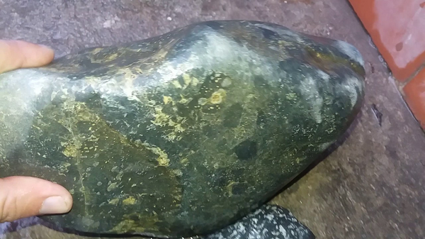 Trong tự nhiên, chúng ta dễ dàng tìm thấy được rất nhiều loại đá nam châm cũng như đá hút nam châm. Chẳng hạn như đá thiên thạch hút nam châm hay đá mắt hổ hút nam châm.