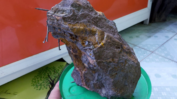 Cấu tạo đá nam châm khác với đá thường, chúng thường có thêm các thành phần Oxit Sắt từ hay thép cacbon.