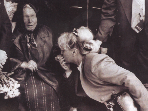 Lời tiên tri đầu tiên của Vanga là vào năm 16 tuổi, khi đàn cừu của cha bà bỗng dưng bị mất một con. Lúc đó, cô bé Vanga đã miêu tả chính xác địa điểm nơi con cừu bị kẻ trộm bắt giữ. Từ sau đó, Vanga liên tục mơ thấy những nhân vật kỳ quái tới gặp và trao cho bà sứ mệnh cao cả.