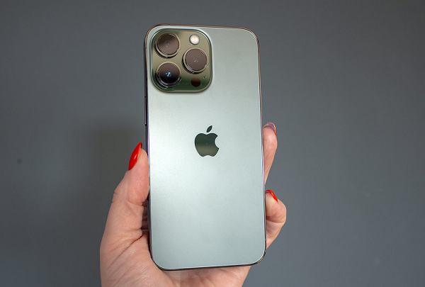 Hiện tại, iPhone 13/13 mini đã có tới 6 phiên bản màu sắc, gồm: Đỏ, Đen, Trắng, Xanh Navy, Hồng và Xanh Green. Trong khi iPhone 13 Pro/13 Pro Max cũng đã có 5 phiên bản màu khác nhau gồm: Vàng, Bạc, Xanh Sierra, Xám và Xanh Alpine Green.