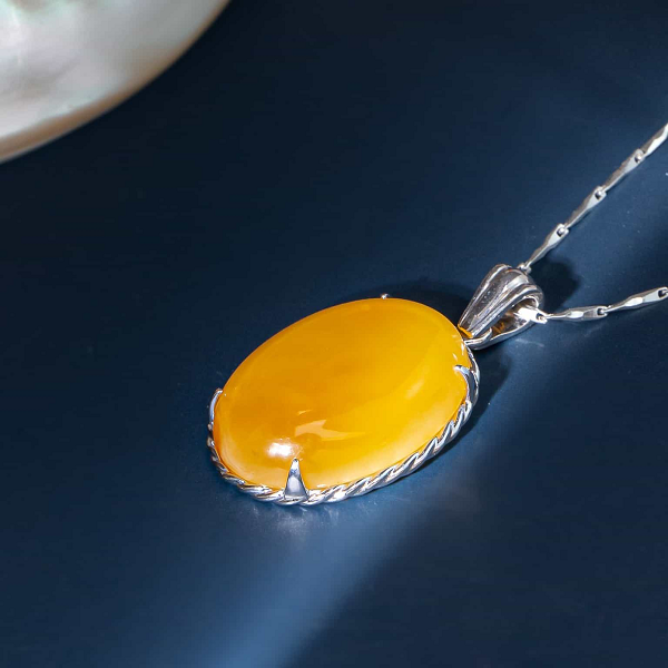 Từ thời Tây Tạng, hổ phách sáp ong đã được so sánh với vàng bạc. Nó được săn tìm như lưu ly, san hô, xà cừ, mã não… Do đó, nó còn tượng trưng cho sự tôn quý. Sẽ đem đến cát tường tài lộc cho người sở hữu.