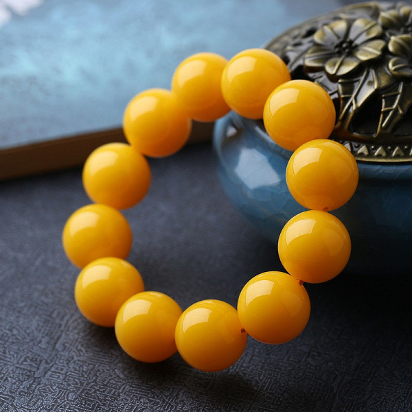 Nguyên nhân là bởi trong quá trình hình thành, nhựa chảy từ cây đã cuốn theo nhiều không khí. Đến lúc cứng lại, những bọt khí nhỏ li ti được tạo thành. Chính những bọt khí này đã tạo nên màu sắc vàng đục như sáp .