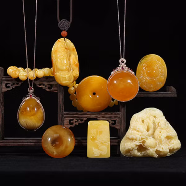 Theo các thử nghiệm vật lý, trọng lượng riêng của đá hổ phách sáp ong nằm trong khoảng từ 1,05 đến 1,10, chỉ lớn hơn một chút so với nước, cấu trúc bên trong không cố định. Độ cứng thang Mohs: 2 – 2.5.