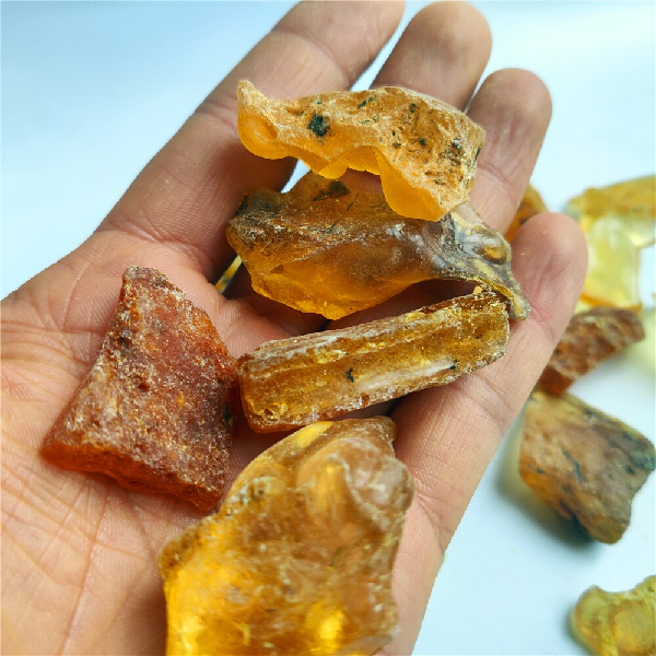 So với hổ phách thông thường thì hổ phách sáp ong có sự khác biệt lớn nhất về màu sắc. Chúng chủ yếu có màu vàng đục. Một số có màu vàng trắng hay có thể là màu trắng đục.