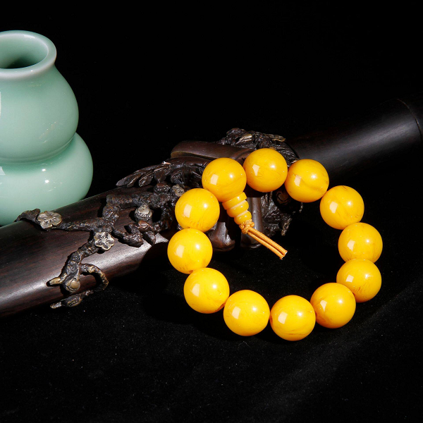 Với nguồn năng lượng rất mạnh, loại hổ phách màu vàng tươi tắn này có rất nhiều công dụng. Ví dụ như xua đuổi tà ma; thanh lọc bầu không khí; loại bỏ những kẻ tiểu nhân và hóa giải những hiềm khích,…