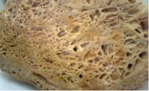 Sau khi đem hòn đá tới 1 trung tâm kiểm định đá quý, các chuyên gia đã xác nhận rằng đây là loại đá sáp ong hay còn gọi là hổ phách sáp ong.