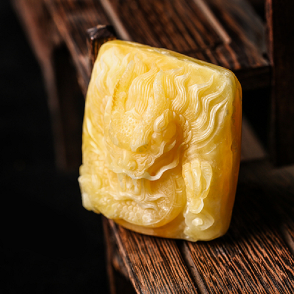 Hổ phách sáp ong là tên gọi của những viên đá hổ phách có màu vàng như mỡ gà. Bên cạnh đó chúng cũng có màu trắng đục hoặc vàng trắng.