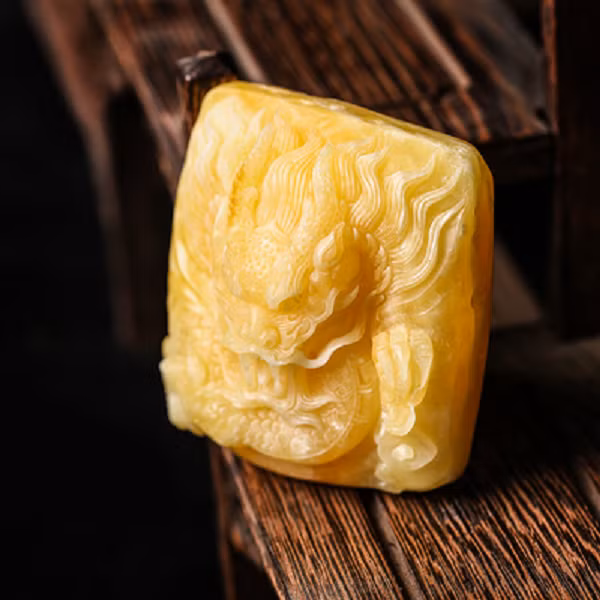 Hổ phách sáp ong là tên gọi của những viên đá hổ phách có màu vàng như mỡ gà. Bên cạnh đó chúng cũng có màu trắng đục hoặc vàng trắng.