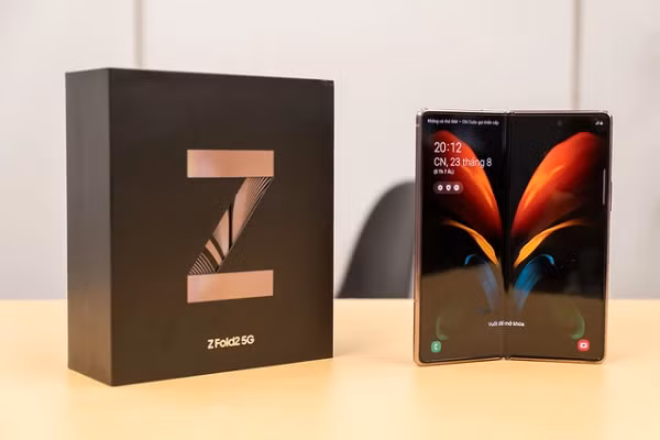 Máy sử dụng màn hình chính AMOLED 7.6 inch với độ phân giải 1768 x 2208 pixels, phần notch lớn trên mẫu cũ đã được thay bằng đục lỗ nhỏ giúp tiết kiệm diện tích hơn.