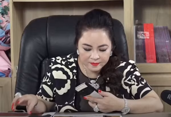 Một chiếc điện thoại của bà Phương Hằng thậm chí còn cao cấp hơn chính là chiếc máy Vertu Aster P tới từ thương hiệu Vertu, một thương hiệu điện thoại siêu sang nổi tiếng.
