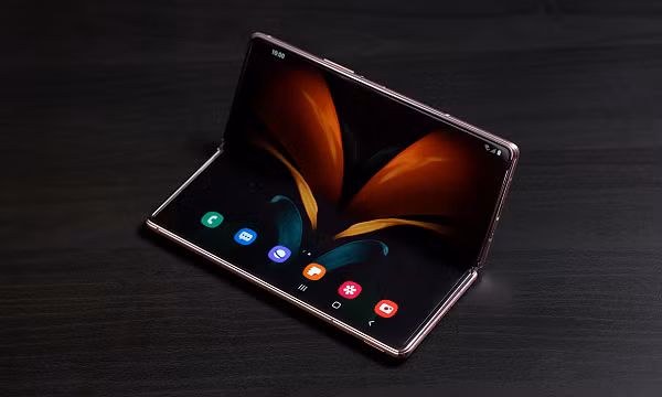 Galaxy Z Fold2 được Samsung định giá ở phân khúc siêu cao cấp. Chiếc smartphone này có mức giá tại thời điểm ra mắt là 50 triệu đồng.