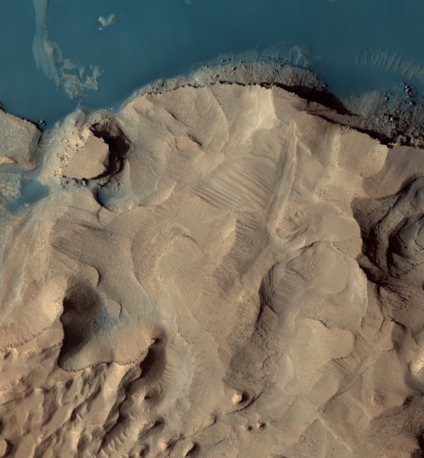 Cụ thể, họ dùng dữ liệu của MRO để lập biểu đồ về sự hiện diện của các trầm tích muối clorua mà nước chảy để lại. Bằng cách nghiên cứu hàng chục hình ảnh về trầm tích muối do tàu vũ trụ này chụp, nhóm chuyên gia xác định các trầm tích muối có niên đại trẻ hơn.