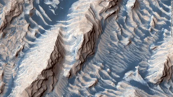 Sự đồng đều giữa các lớp này - dù nằm cách nhau - cho thấy chúng không thể được tạo ra bởi các quá trình ngẫu nhiên như các sự kiện va chạm. Thay vào đó, một thứ gì mang tính chu kỳ đã làm lắng đọng trầm tích.