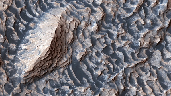 NASA đưa ra 2 giả thuyết cho sự hình thành cảnh quan đặc biệt này: do thay đổi khí hậu gây ra bởi các biến đổi tuần hoàn trên quỹ đạo của Sao Hỏa, hoặc do một tầng nước ngầm.