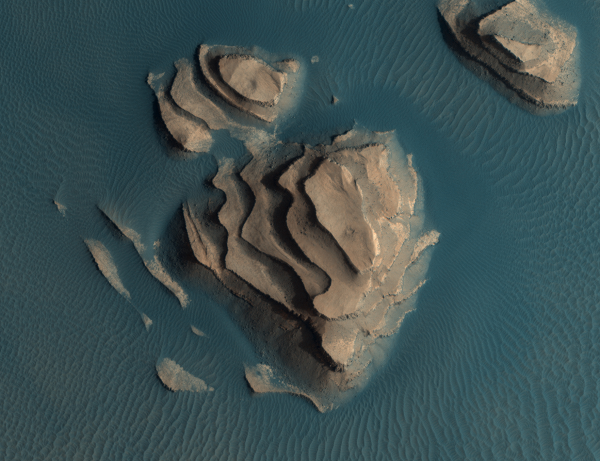 Họ sử dụng phương pháp "đếm hố trũng" - khu vực càng trẻ thì thường càng ít hố trũng - và xét thêm các yếu tố như khí quyển. Nghiên cứu này thay đổi mốc thời gian về sự tồn tại của nước trên sao Hỏa theo nhận định của các nhà khoa học, từ cách đây 3 tỷ năm thành 2 tỷ năm.