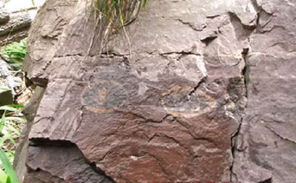 Theo truyền thuyết, mỗi lần đá heo kêu kêu là thiên hạ lại có chuyện. Nhất định sẽ kêu, việc lớn kêu lớn, việc nhỏ kêu nhỏ. Khi kêu sờ tay vào sẽ có cảm giác run, nghỉ một lúc rồi lại kêu lên eng éc.