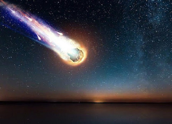 Tương truyền, không lâu trước khi Hoàng đế Tần Thủy Hoàng qua đời, một thiên thạch khổng lồ từ trên trời rơi xuống. Sau đó, người ta tìm thấy những lời “Tần Thủy Hoàng chết và đất đai của ông ta bị phân chia” được viết trên đá.