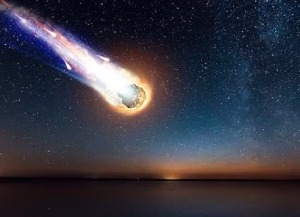 Tương truyền, không lâu trước khi Hoàng đế Tần Thủy Hoàng qua đời, một thiên thạch khổng lồ từ trên trời rơi xuống. Sau đó, người ta tìm thấy những lời “Tần Thủy Hoàng chết và đất đai của ông ta bị phân chia” được viết trên đá.