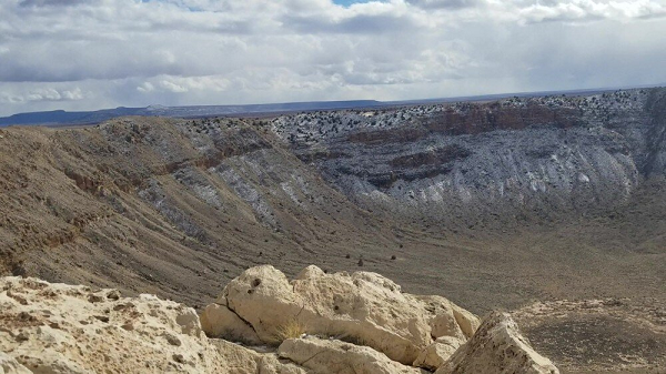 Thiên thạch Canyon Diablo tạo nên hố thiên thạch này có thành phần chủ yếu là sắt và niken có đường kính khoảng 50m và nặng xấp xỉ 150.000 tấn. Ước tính, vụ va chạm có sức "công phá" gấp khoảng 150 lần quả bom nguyên tử Mỹ thả xuống Hiroshima.