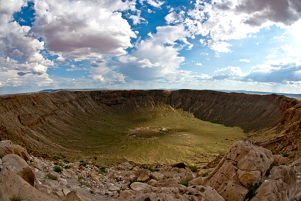Khi đến đây du khách sẽ được tận mắt chứng kiến sự tàn phá khủng khiếp của thiên thạch và được ghé thăm bảo tàng trưng bày thiên thạch, mô hình tiểu hành tinh, không gian, hệ mặt trời và sao chổi.