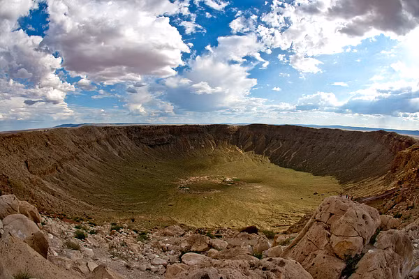 Khi đến đây du khách sẽ được tận mắt chứng kiến sự tàn phá khủng khiếp của thiên thạch và được ghé thăm bảo tàng trưng bày thiên thạch, mô hình tiểu hành tinh, không gian, hệ mặt trời và sao chổi.