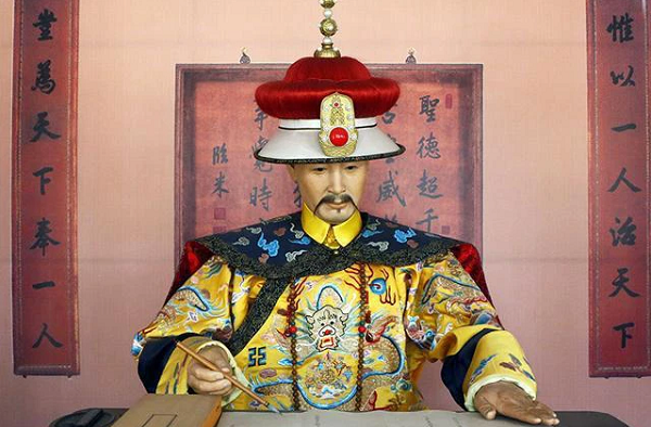 Ung Chính được đánh giá là ông vua siêng năng, cần kiệm và chống tham nhũng quyết liệt. Mục tiêu của Ung Chính là tạo ra một triều đình hiệu quả với chi phí thấp nhất vì vậy khi ông qua đời, quốc khố nhà Thanh cũng nhờ vậy vẫn dồi dào.