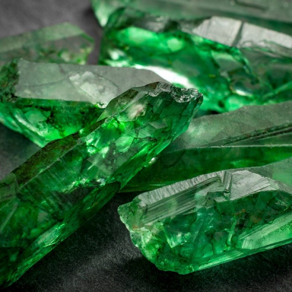 Đá Emerald có màu dao động từ anh lục nhạt cho tới xanh lục đậm, đây vốn là màu mà bạn không thể tìm thấy ở các dòng đá tự nhiên nào khác chính vì thế người ta còn có tên gọi khác cho dòng đá quý này là ngọc lục bảo.