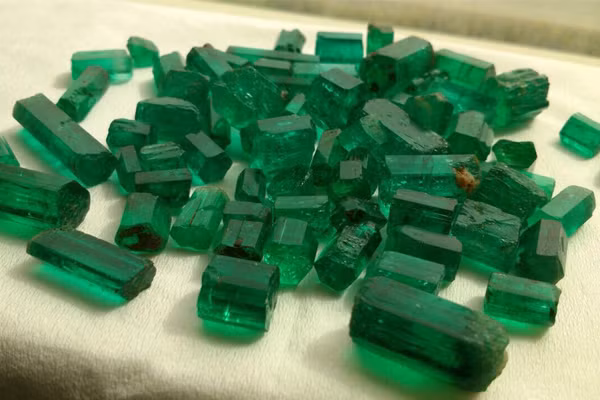 Đá Emerald là một dòng đá vừa có tác dụng làm đồ trang sức nhưng lại có ý nghĩa phong thủy chính vì vậy không phải bất kỳ ai cũng nên sử dụng dòng đá này.